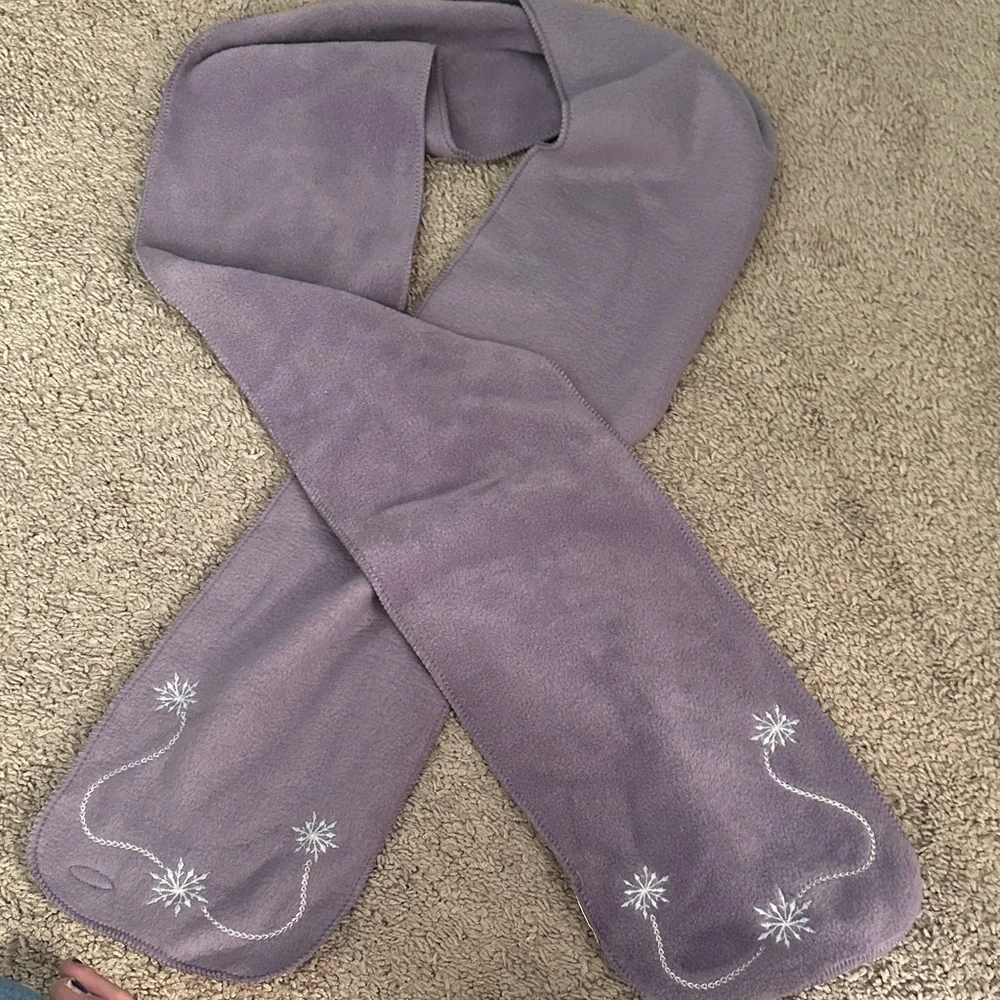 COLUMBIA SPORTSWEAR COMPANY Lavender Scarf with Snowflake Embroidery. NWT!